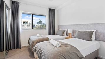 3 habitaciones, muebles diferentes y tabla de planchar con plancha