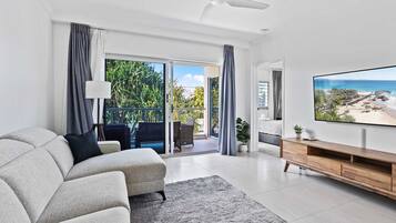 Departamento, 3 habitaciones | Área de sala de estar | Smart TV de 55 cm con canales digitales y Netflix