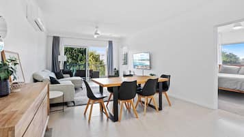 Apartment, 3 Bedrooms | In-room dining