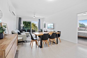 Apartment, 3 Bedrooms | In-room dining - Sunrise Cove (Mermaid Beach)