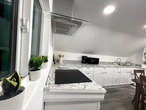 Réfrigérateur, micro-ondes, plaque de cuisson, cafetière/bouilloire