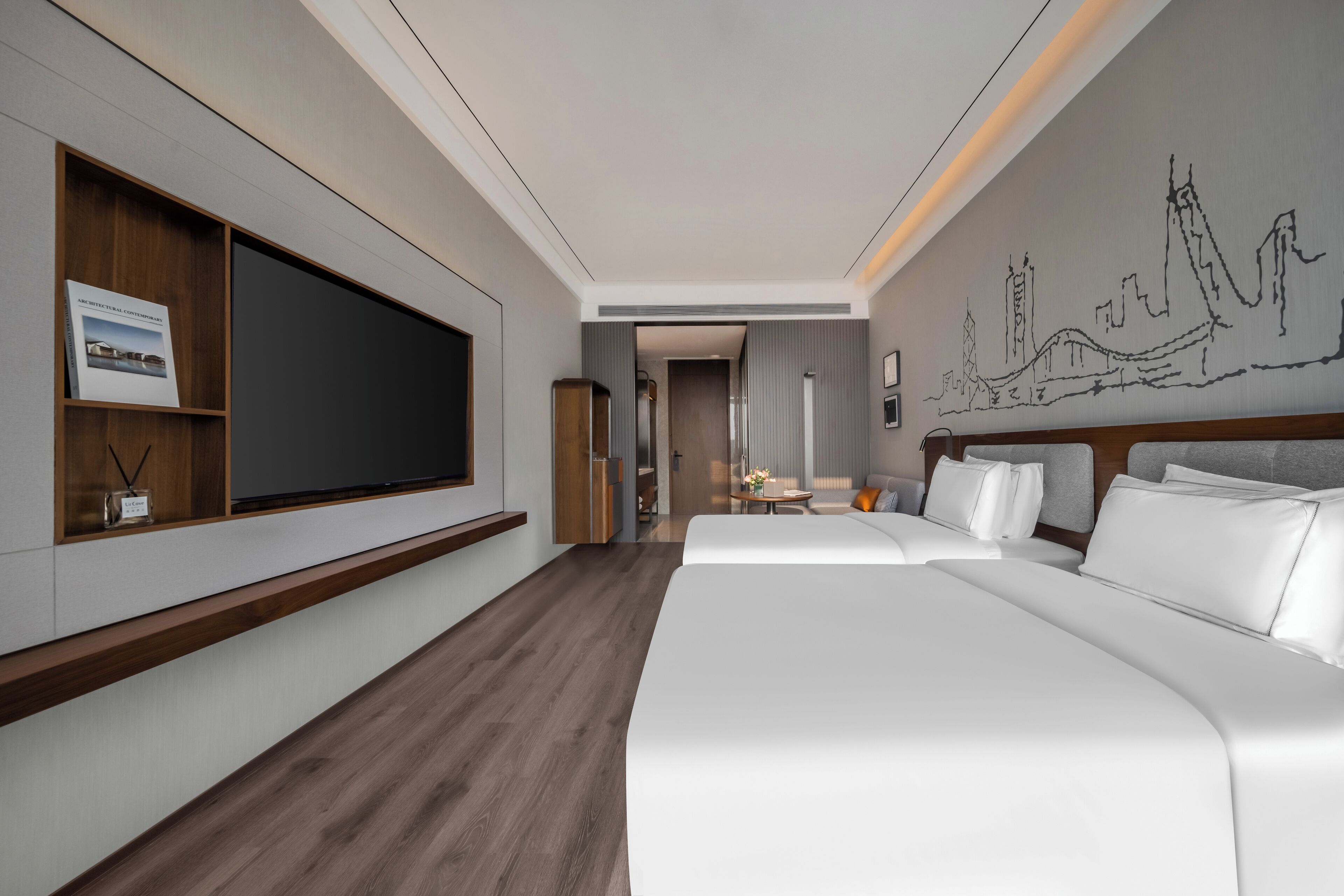 Un hotel moderno con una cama grande, un televisor montado en la pared y un mural con vista a la ciudad.
