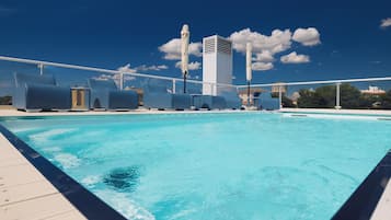 Udendørs pool, parasoller, liggestole