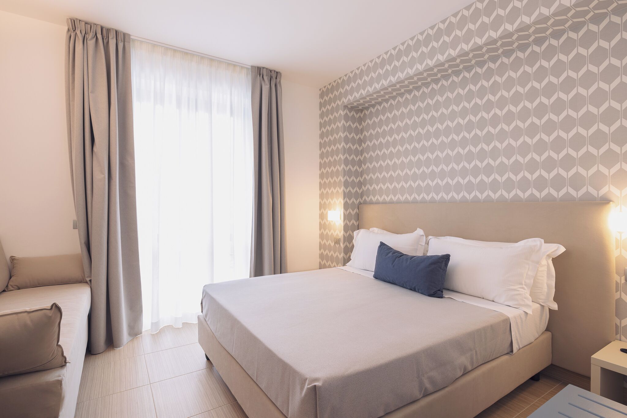 Roupas de cama premium, frigobar, cofres nos quartos, cortinas blackout
