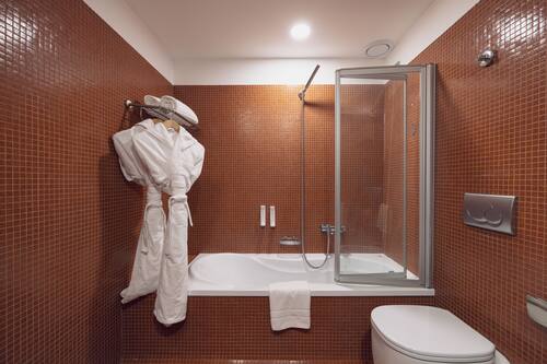 Superior-Zimmer | Badezimmer | Haartrockner, Hausschuhe, Bidet, Handtücher