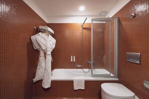 Superior Room | Bathroom | Hair dryer, slippers, bidet, towels - Selinunte Boutique Hotel (Castelvetrano)