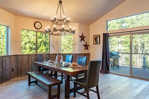 Dining - Meyers Meadow by AvantStay | Hot Tub, Large Deck (South Lake Tahoe)