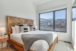 5 soverom, skrivebord, strykejern/-brett og wi-fi (inkludert)