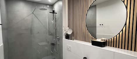 Dusche, Haartrockner, Handtücher, Seife