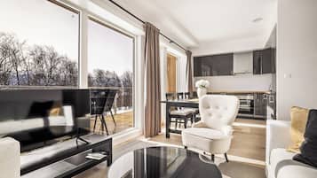 Leilighet med fjellutsikt 3 soverom, 6 personer (Sengetøy og håndklær er ikke inkludert) | Living area | Heated floors
