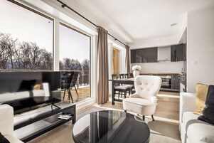 Leilighet med fjellutsikt 3 soverom, 6 personer (Sengetøy og håndklær er ikke inkludert) | 起居区 | 加热地板