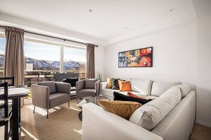 Leilighet med fjellutsikt 5 soverom, 2 bad, 10 personer (Sengetøy og håndklær er ikke inkludert) | 起居区 | 加热地板