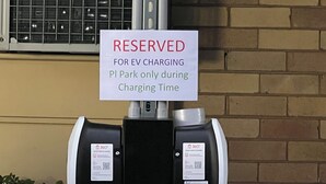 Señal que indica un espacio de estacionamiento reservado para carga de vehículos eléctricos.