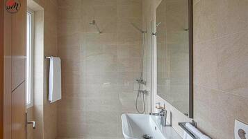 Kamar Twin Standar, 2 Tempat Tidur Twin, Bebas Asap Rokok, kamar mandi pribadi | Kamar mandi | Shower dan handuk