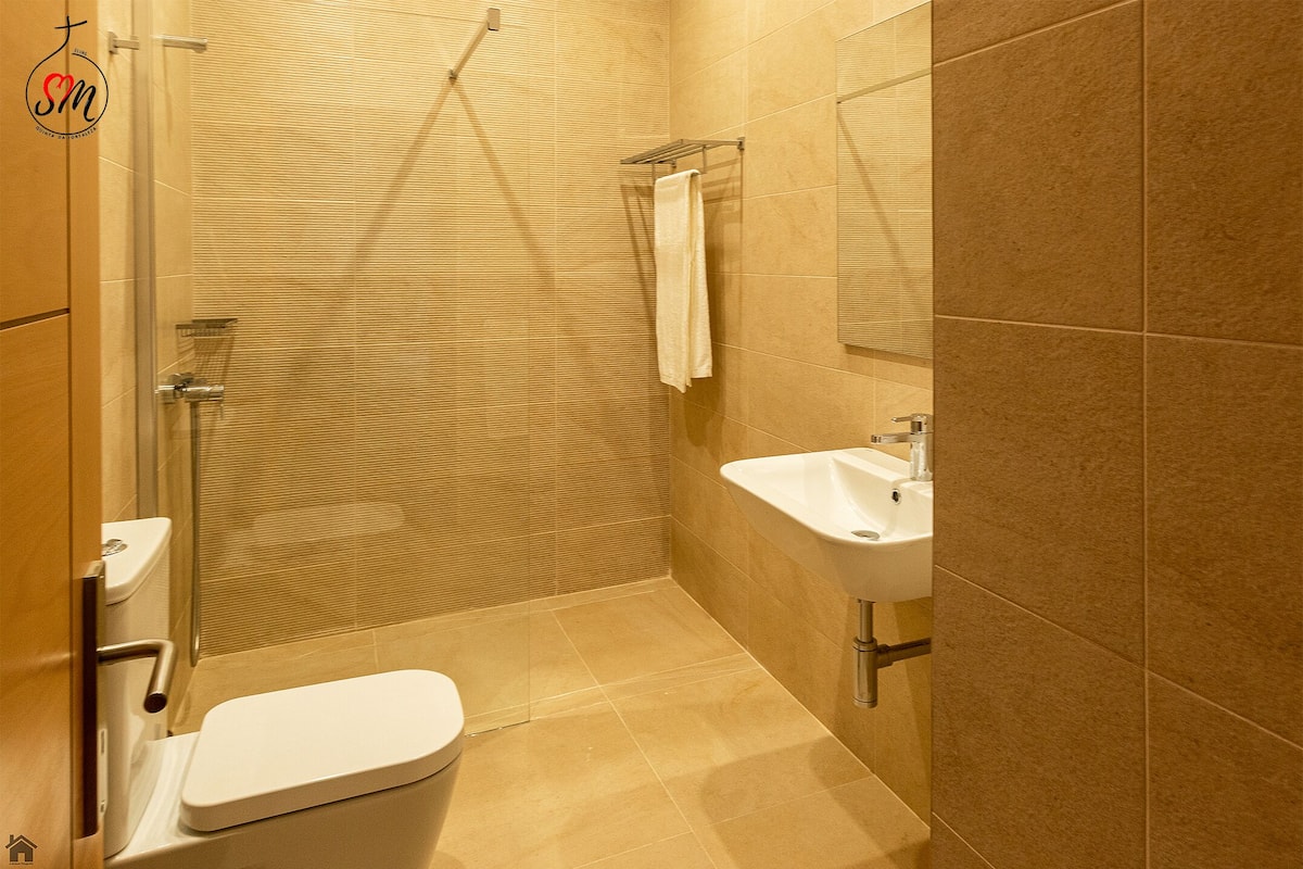 Standard szoba kétszemélyes ággyal, 1 kétszemélyes ágy, nemdohányzó, privát fürdőszoba | Fürdőszoba | Zuhanyzó és törölközők