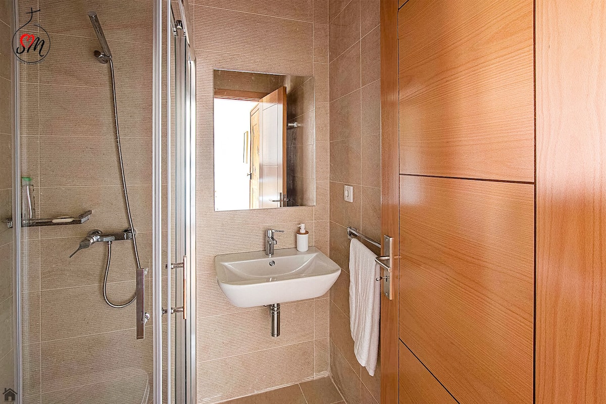 Gazdaságos szoba kétszemélyes ággyal, 1 kétszemélyes ágy, nemdohányzó, privát fürdőszoba | Fürdőszoba | Zuhanyzó és törölközők