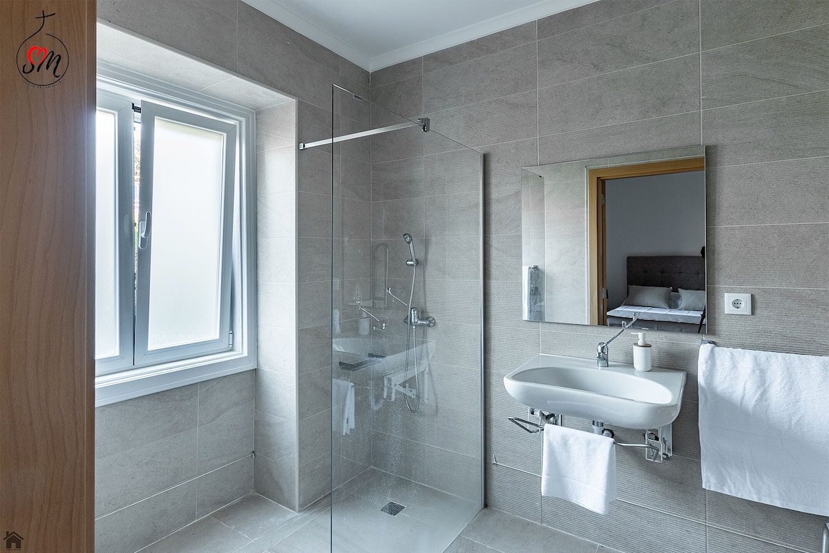 Standard szoba kétszemélyes ággyal, 1 kétszemélyes ágy, akadálymentesített, privát fürdőszoba | Fürdőszoba | Zuhanyzó és törölközők