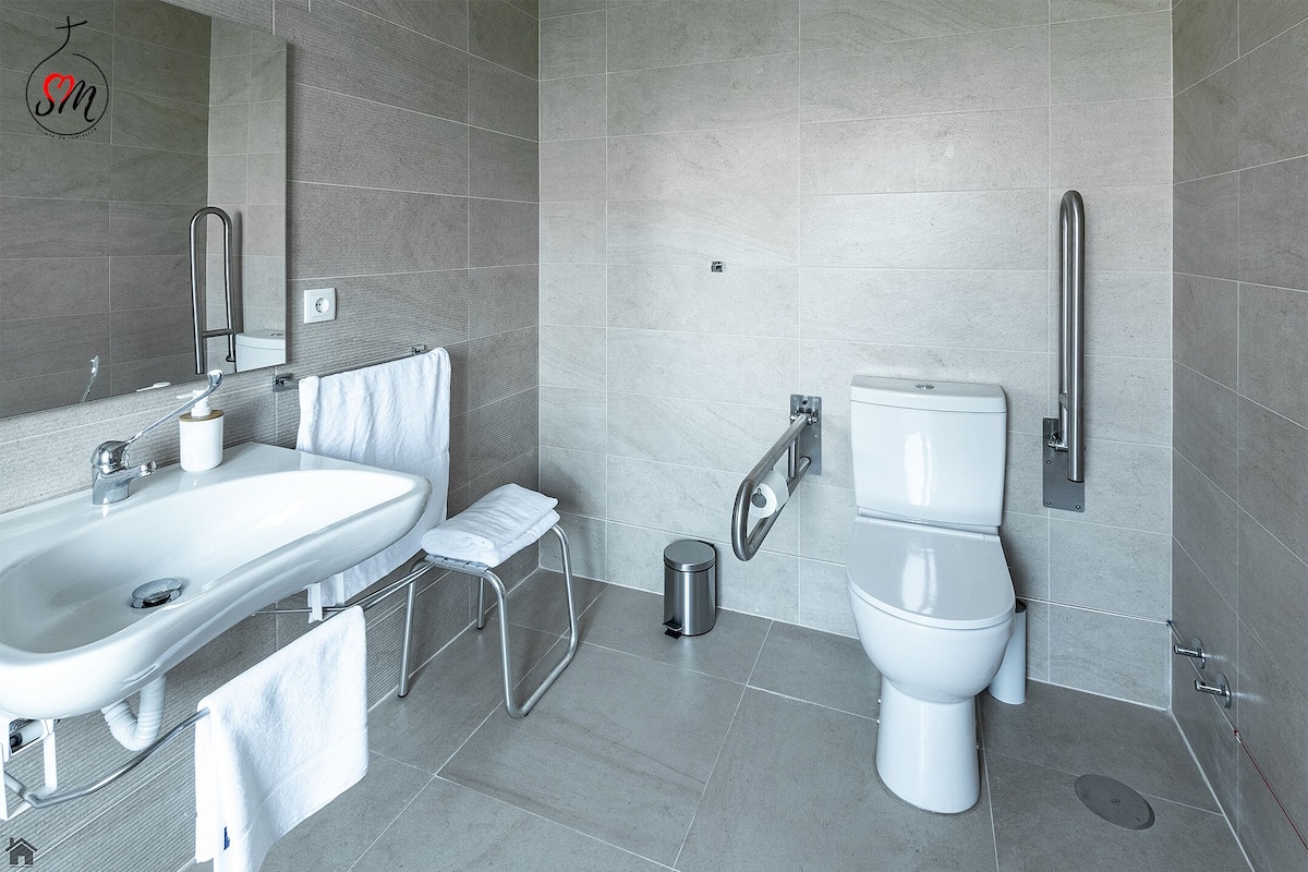 Standard szoba kétszemélyes ággyal, 1 kétszemélyes ágy, akadálymentesített, privát fürdőszoba | Fürdőszoba | Zuhanyzó és törölközők