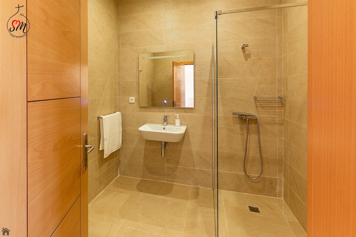 Comfort szoba kétszemélyes ággyal, 1 kétszemélyes ágy, nemdohányzó, privát fürdőszoba | Fürdőszoba | Zuhanyzó és törölközők