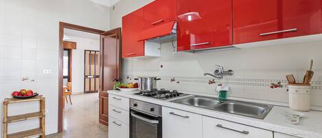 冷蔵庫、電子レンジ、オーブン、コンロ