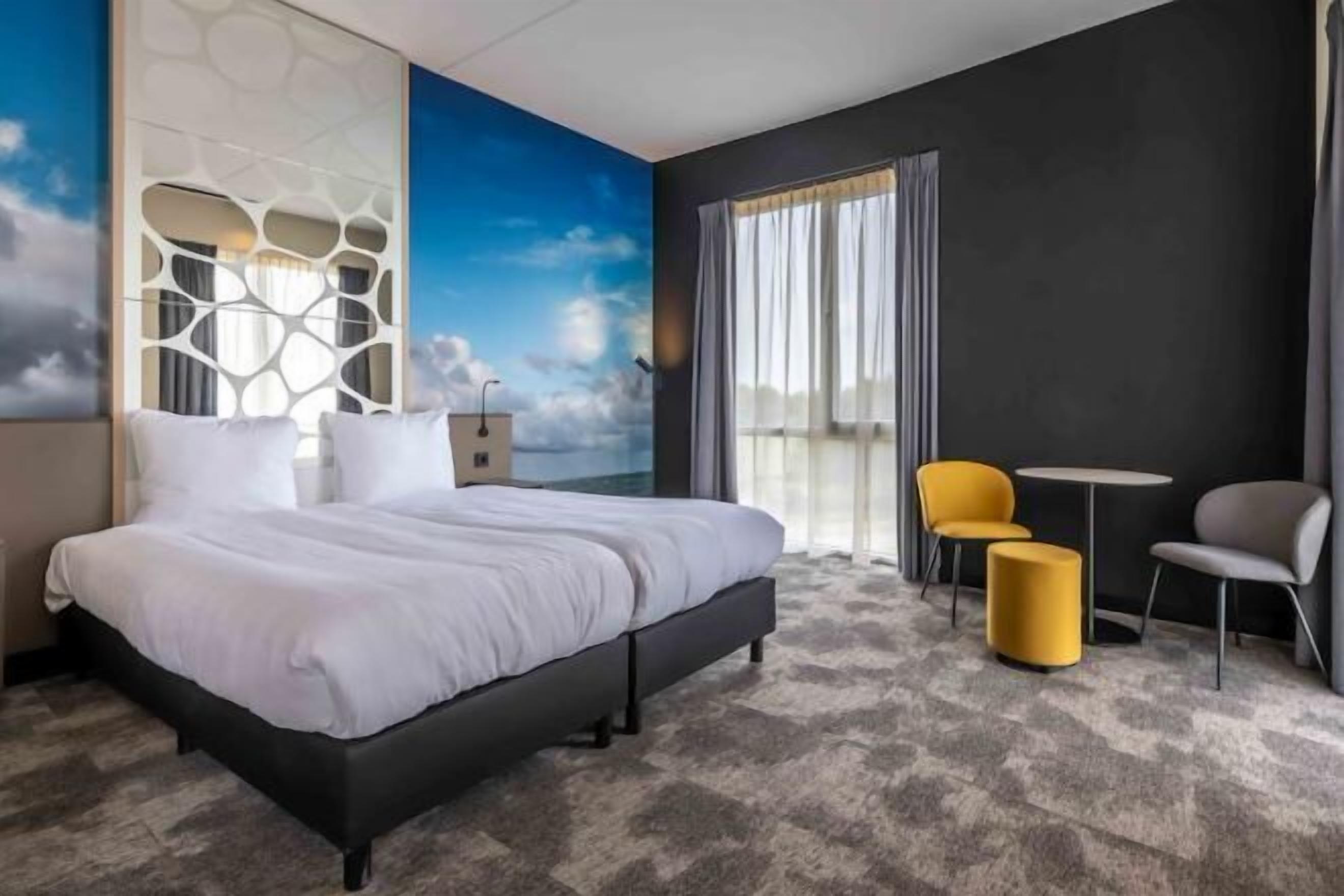 Minibar, in-room safe, blackout curtains, free WiFi