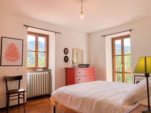 4 室のベッドルーム、旅行用ベビーベッド、WiFi、ベッドシーツ