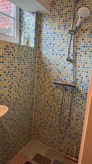 Shower, hair dryer, towels, soap - Rent a full equipped basement in a Design house only 15min from city center. (Gentofte)