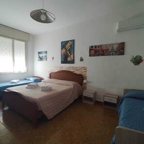 Premium bedding, down duvets, memory-foam beds, desk - La Casetta Di Cotignola  (Cotignola)