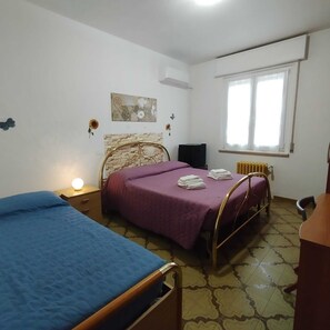 Premium bedding, down duvets, memory-foam beds, desk - La Casetta Di Cotignola  (Cotignola)