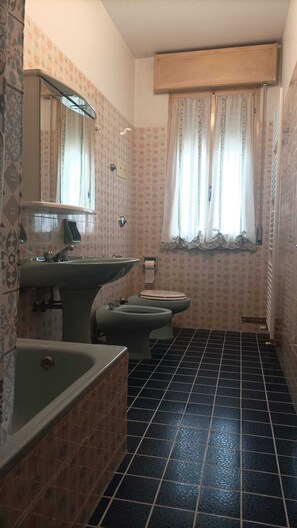 Premium bedding, down duvets, memory-foam beds, desk - La Casetta Di Cotignola  (Cotignola)