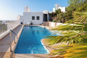 季节性开放的室外游泳池