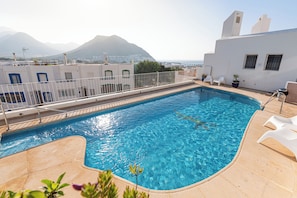 Una piscina al aire libre de temporada