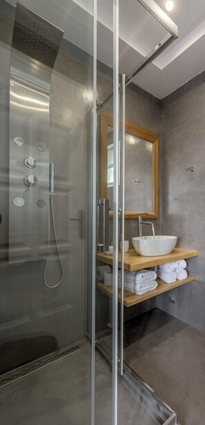 Superior Suite, 1 Bedroom, Balcony, Sea View | Bathroom - Anita Rooms & Suites (Milos)