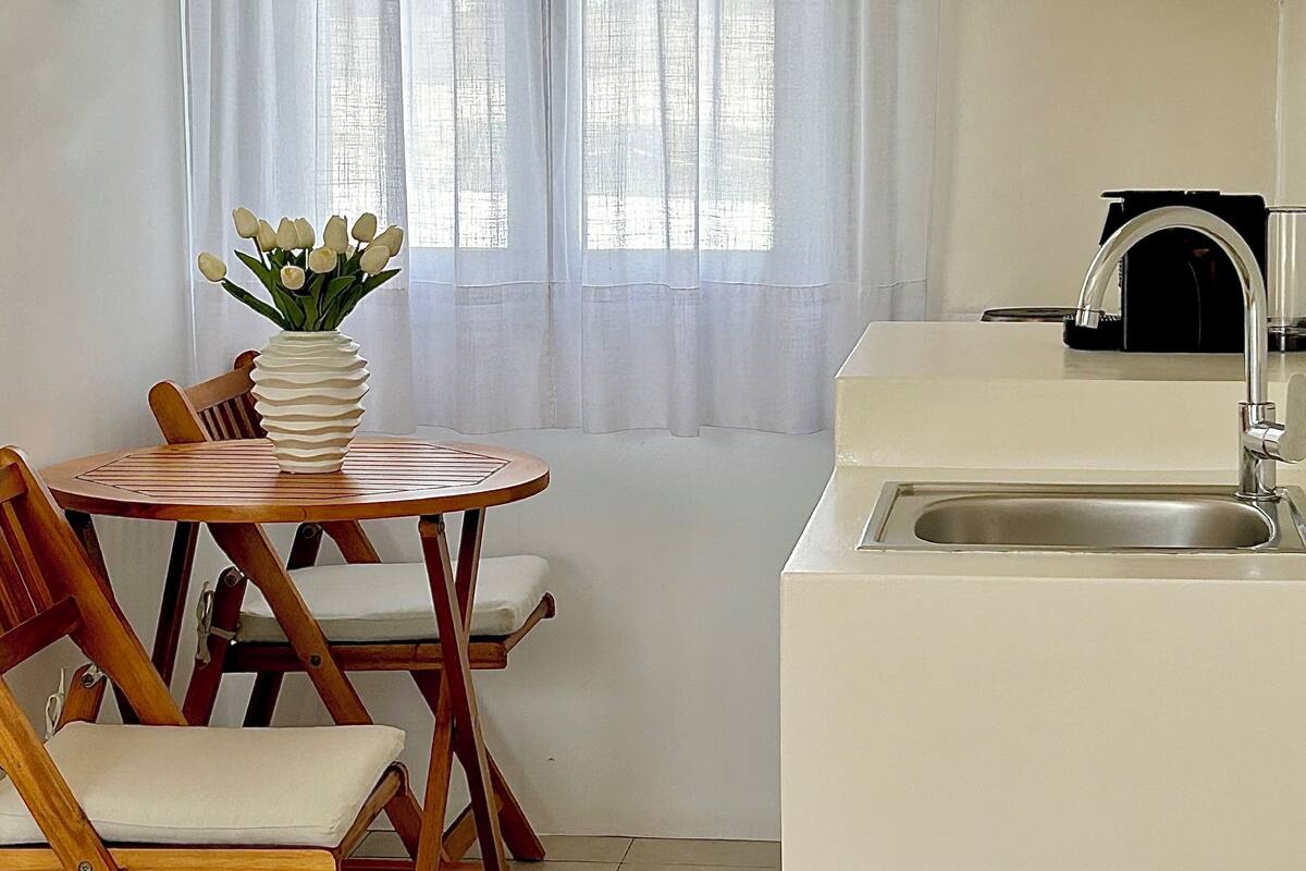 Deluxe Studio | Private kitchen | Mini-fridge, coffee/tea maker