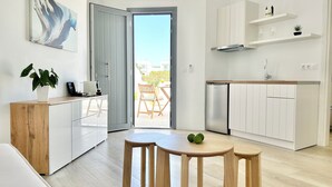 Suite – premium, flere senger, bakgårdsutsikt | Eget kjøkken