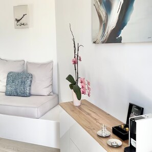 Premium Suite, Multiple Beds, Courtyard View | Living area