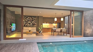 A modern home with a pool, a dining area, and a kitchen. - Pulang Villas Private Pool Pererenan (Canggu)