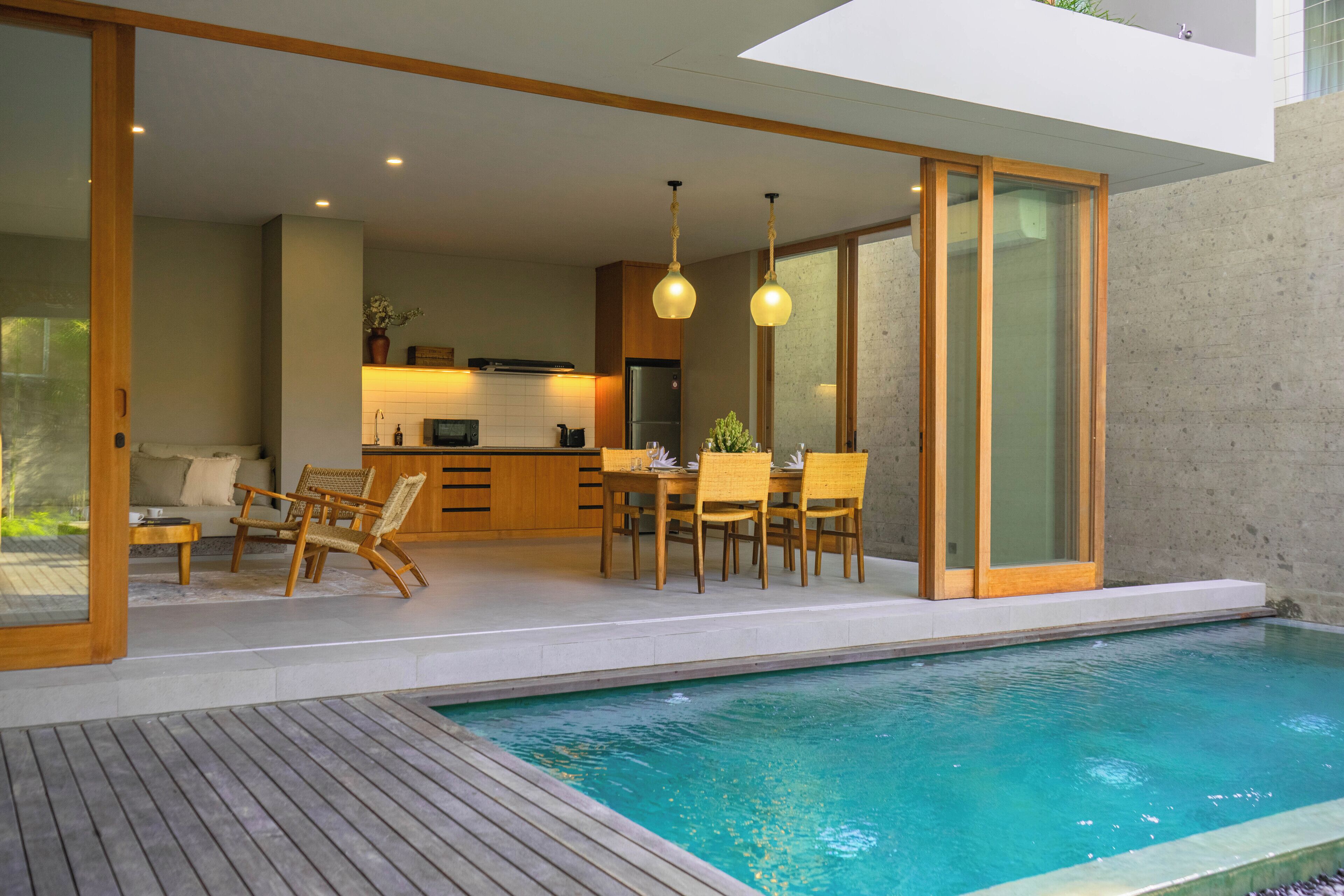 Una piscina al aire libre