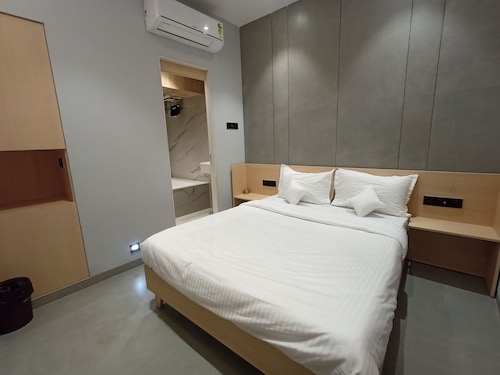 Hotel Golden Suites - Near Nesco