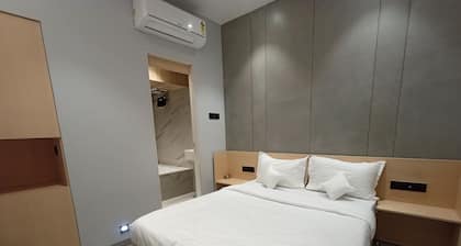 Hotel Golden Suites - Near Nesco