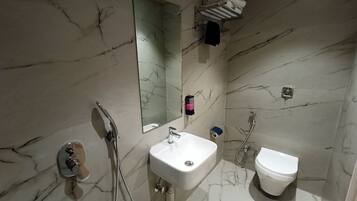 Superior-herbergi | Baðherbergi | Sturta, handklæði, salernispappír