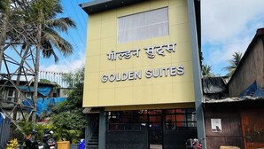 En bygning med et skilt, der siger "Golden Suites".