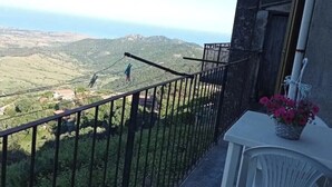 Un balcon donnant sur un paysage montagneux.