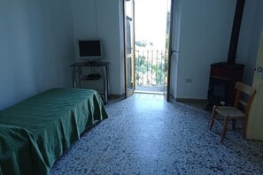 3 dormitorios, tabla de planchar con plancha, ropa de cama