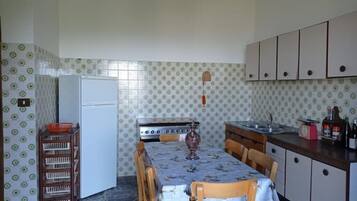 Refrigerador, horno, placa de cocina, utensilios de cocina