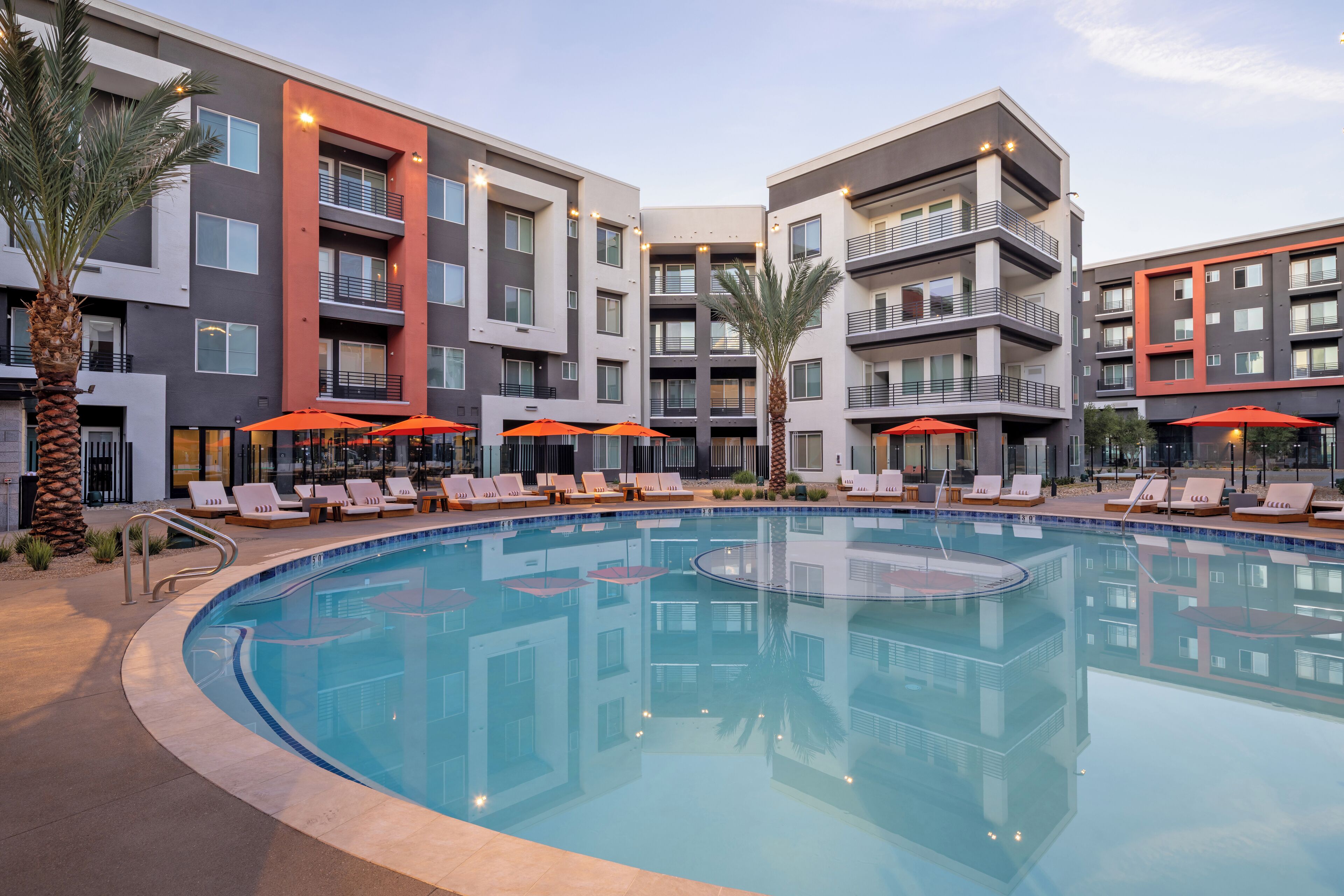 2 室外游泳池，池畔遮阳伞，日光浴躺椅