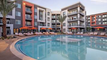 2 室外游泳池,池畔遮阳伞,日光浴躺椅