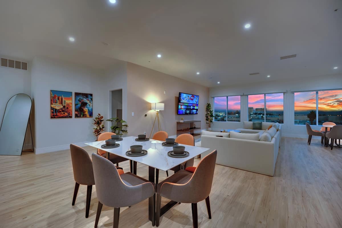 Hypo-allergenic bedding, in-room safe, laptop workspace, blackout drapes