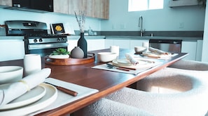 Full-sized fridge, microwave, oven, stovetop