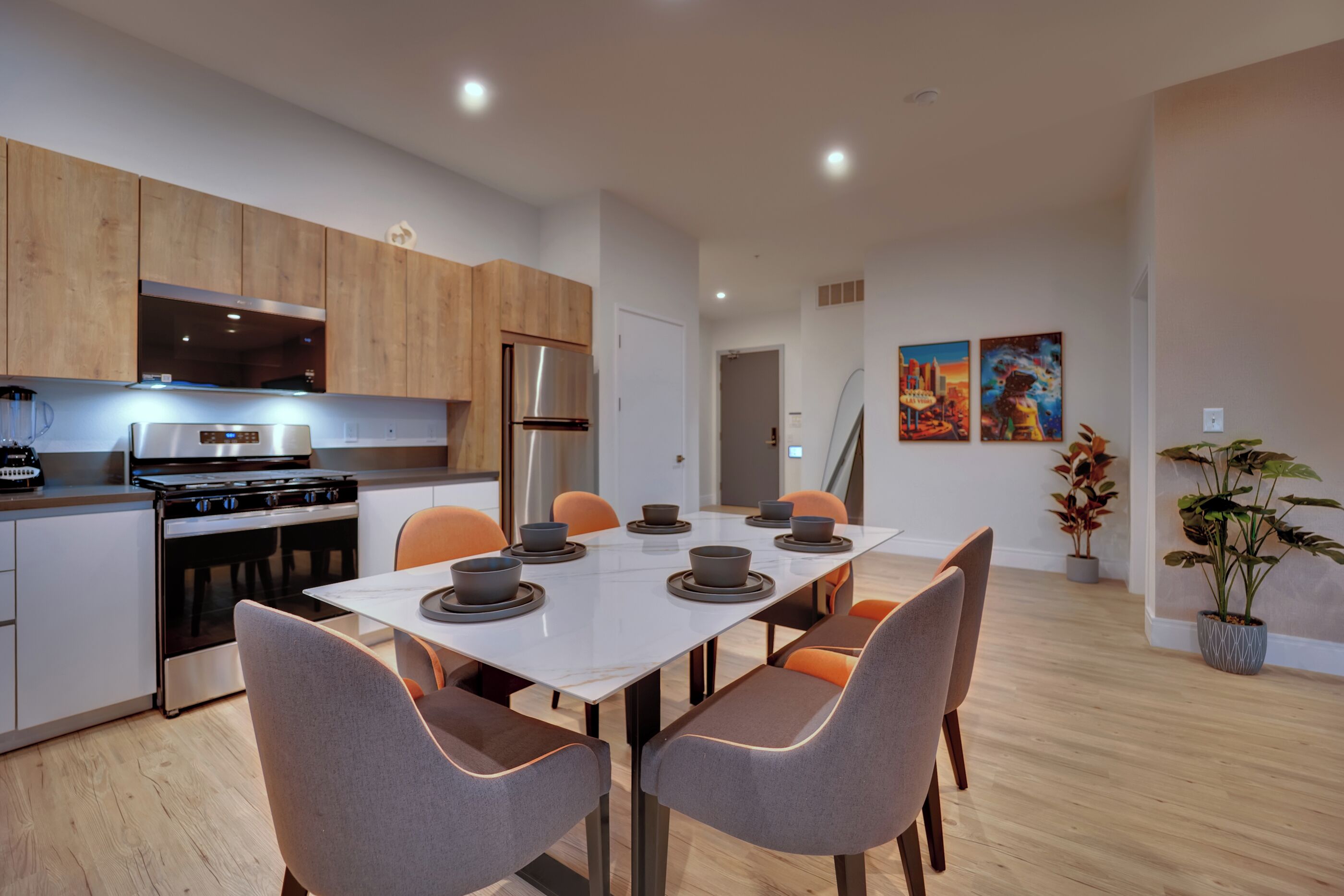 Full-sized fridge, microwave, oven, stovetop